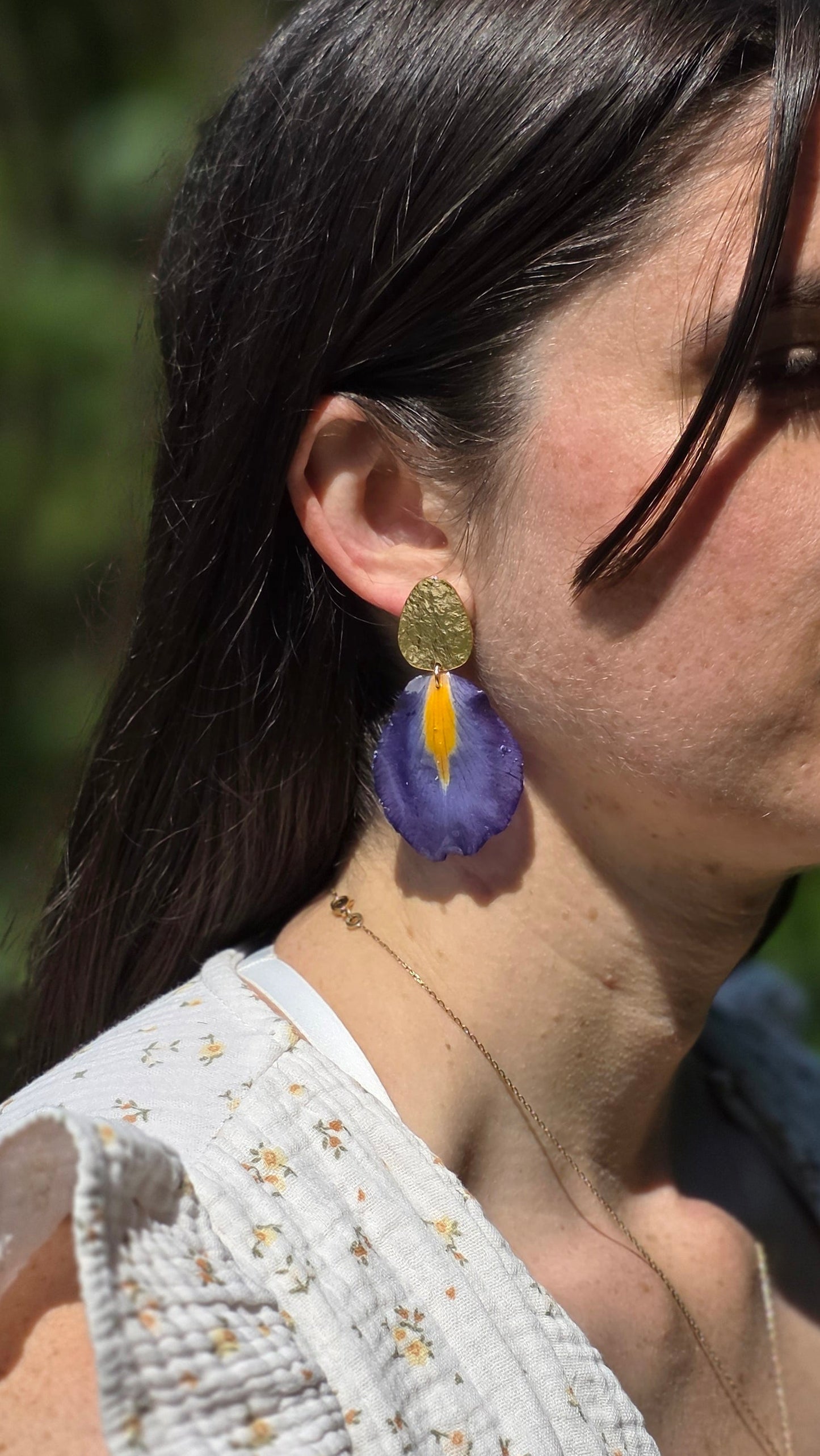 Boucles d’Oreilles "Iris & Ardoise" – Laiton Doré à l’Or Fin 24K