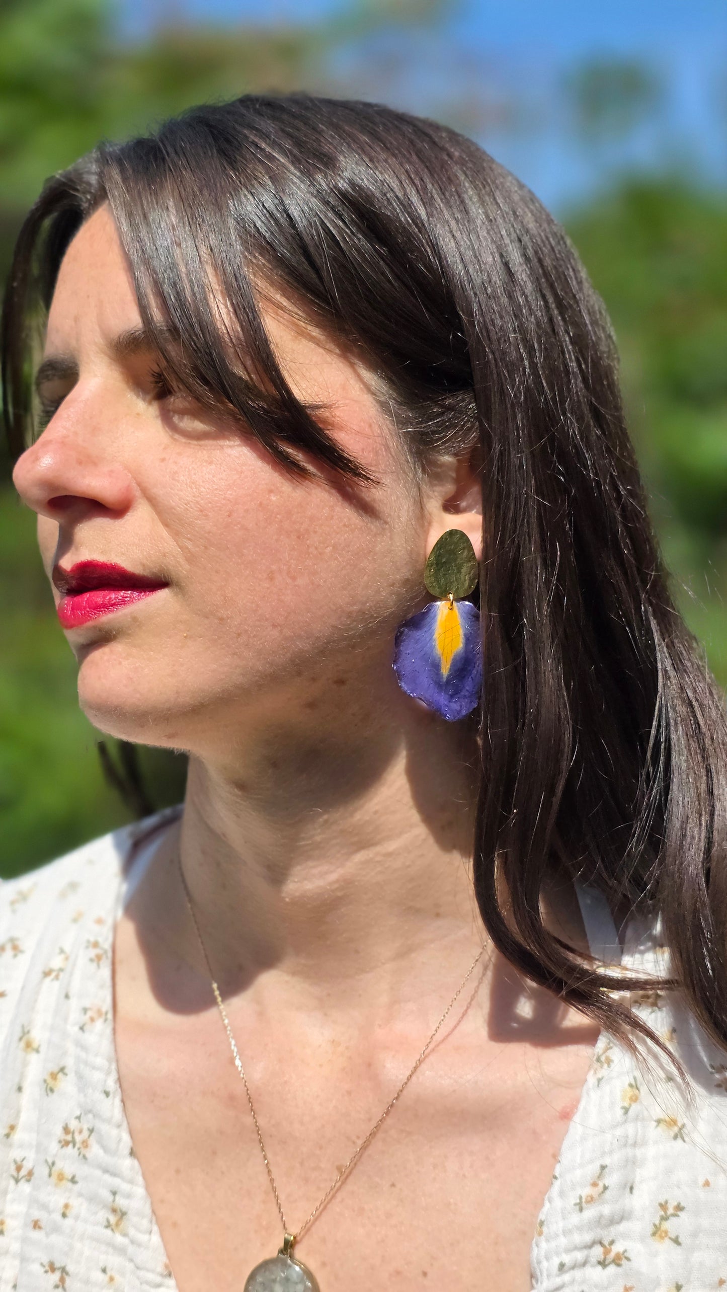 Boucles d’Oreilles "Iris & Ardoise" – Laiton Doré à l’Or Fin 24K