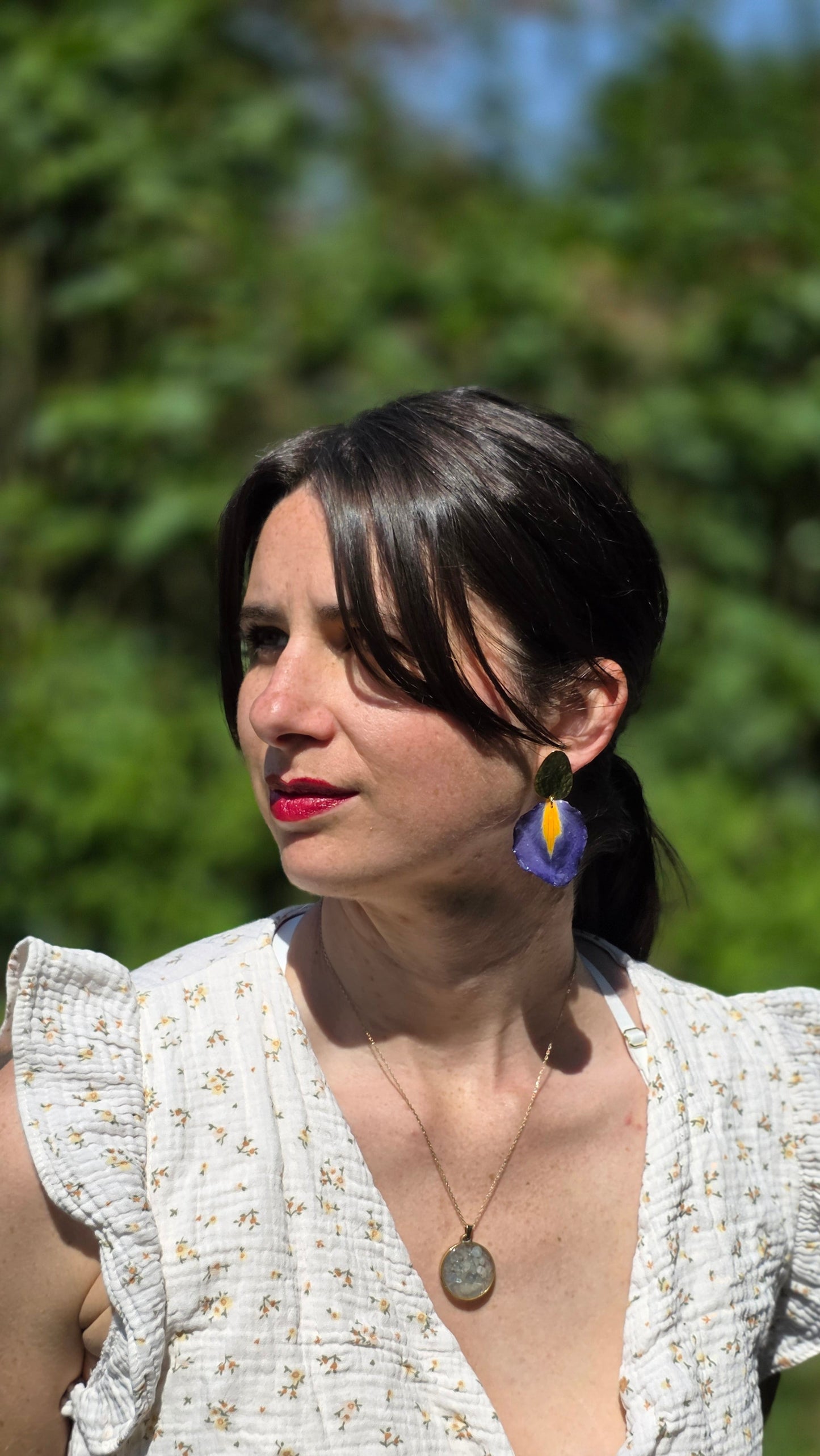 Boucles d’Oreilles "Iris & Ardoise" – Laiton Doré à l’Or Fin 24K