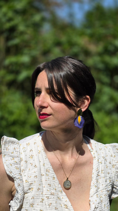 Boucles d’Oreilles "Iris & Ardoise" – Laiton Doré à l’Or Fin 24K