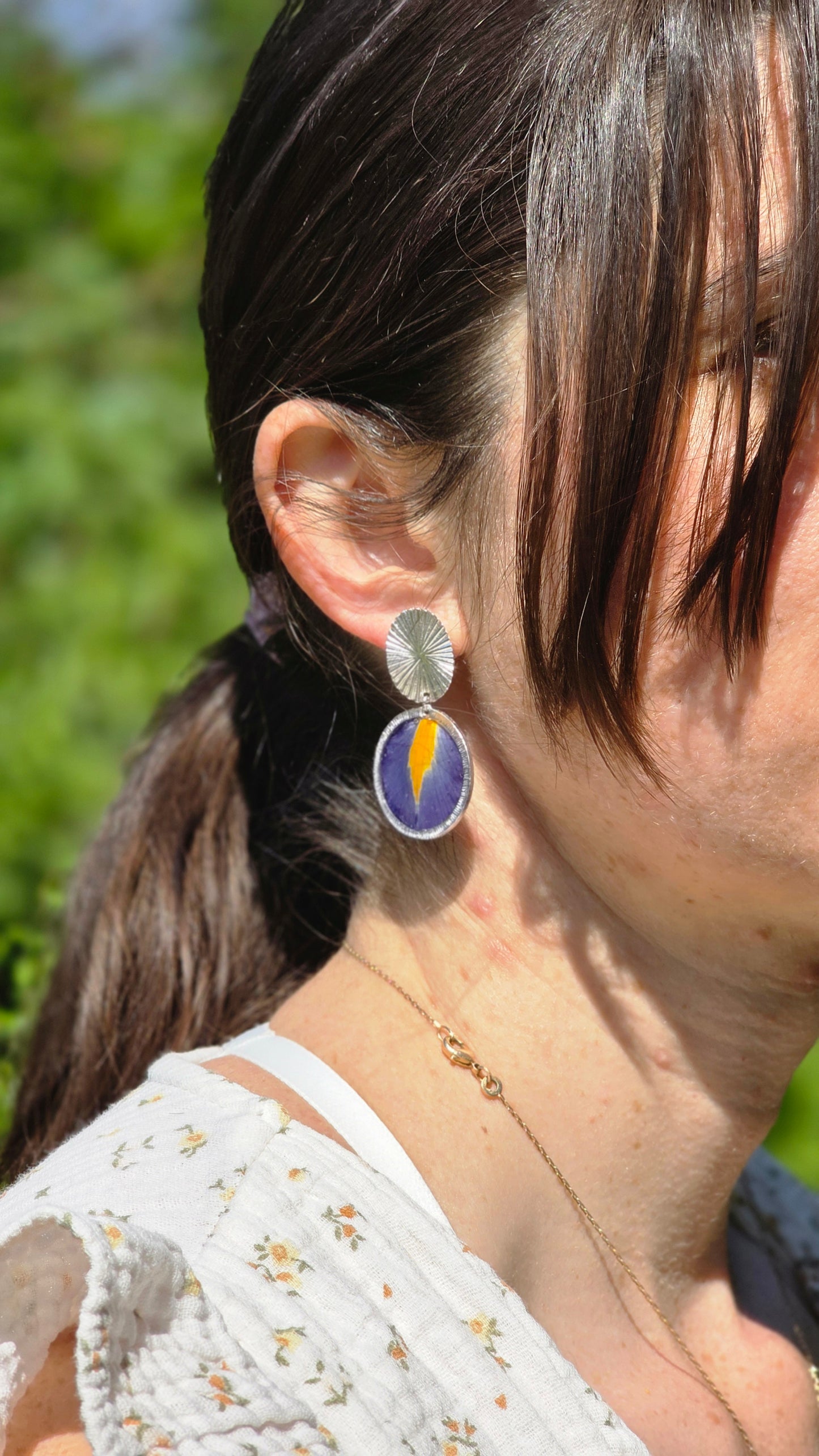 Boucles d’Oreilles "Goutte d’Iris" – Argentées & Fleur Véritable (Ovale)