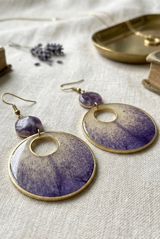 Boucles d'oreilles pendantes Iris et Améthyste – Plaqué or